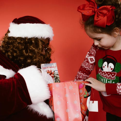 Ragazza In Cappello Rosso E Bianco Della Santa Che Tiene Il Contenitore Di Regalo Rosso